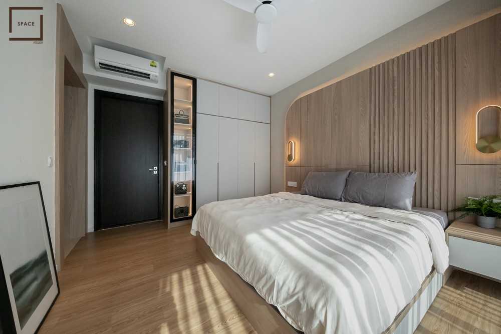 Contemporary Bedroom with Vinyl Flooring and Wardrobe