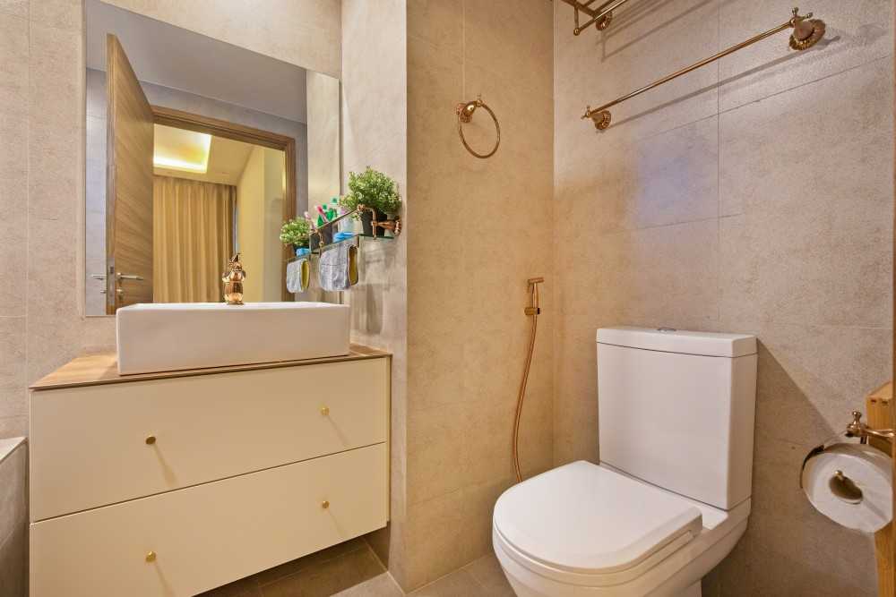 Minimalist Bathroom with Mirror and Wash Basins