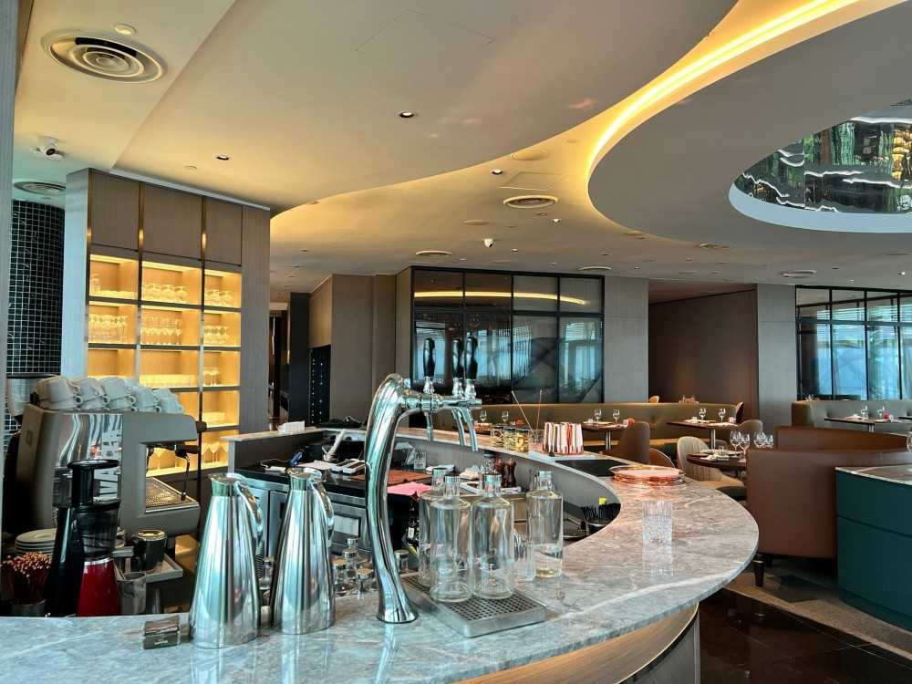 Contemporary Kitchen with Homogeneous Tiles and Granite Floor