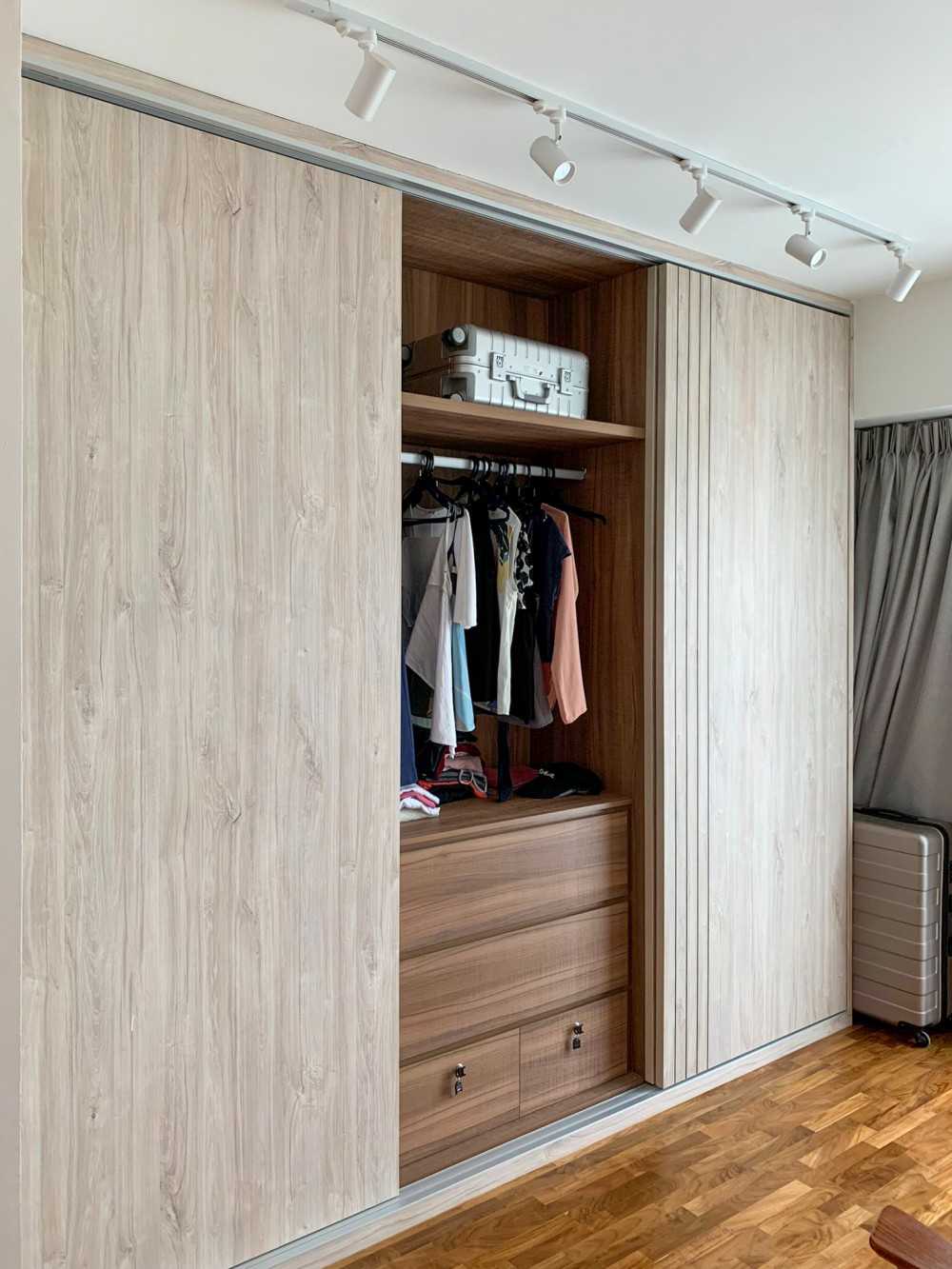 Scandinavian Walk-in Wardrobe with Wardrobe and Sliding Wardrobe