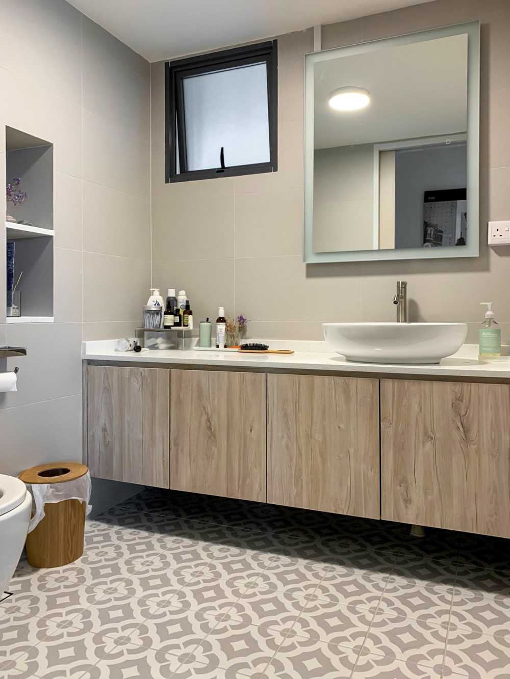 Scandinavian Bathroom with Mirror and Bathroom Storage