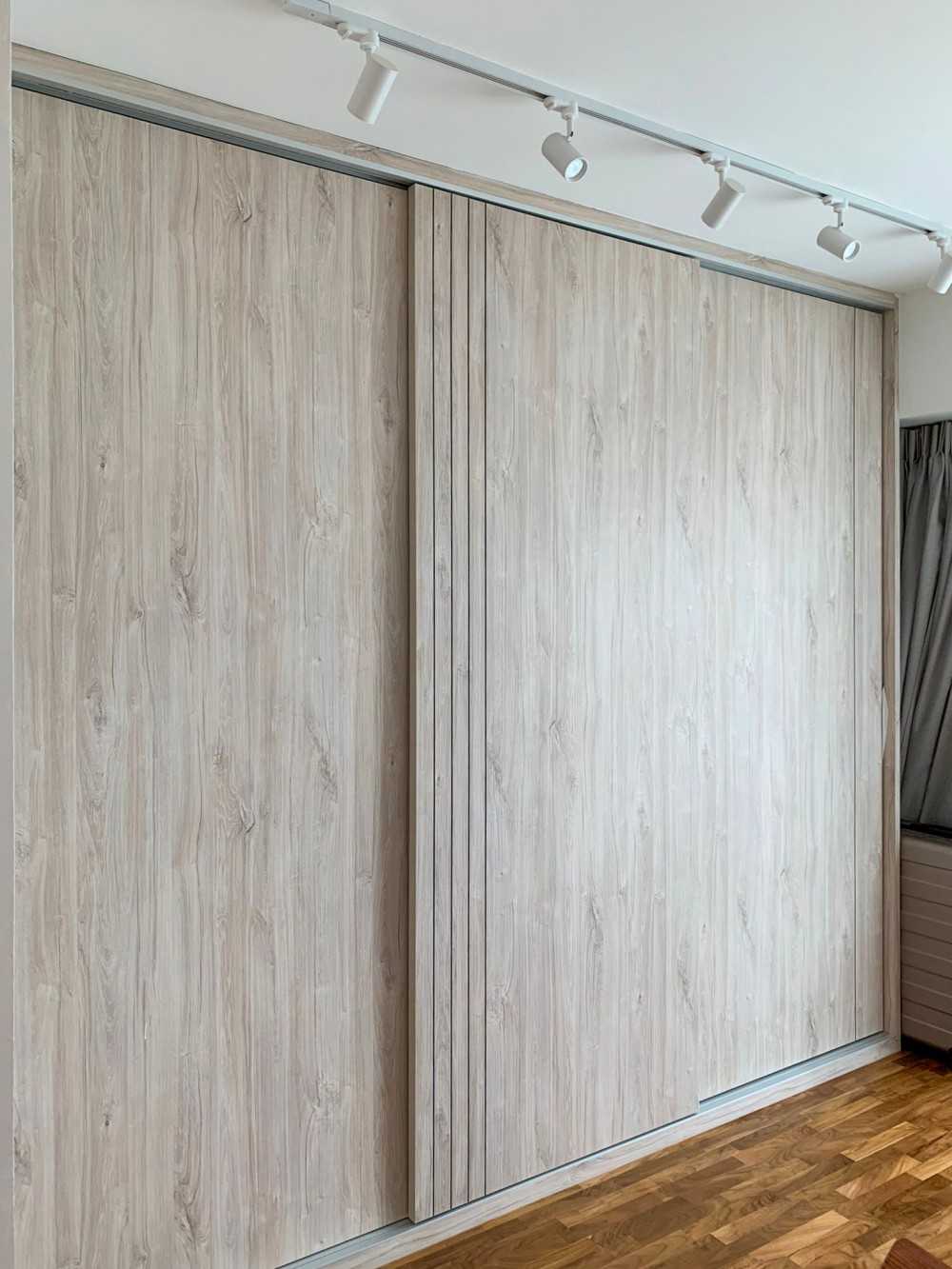 Scandinavian Walk-in Wardrobe with Wardrobe and Sliding Wardrobe