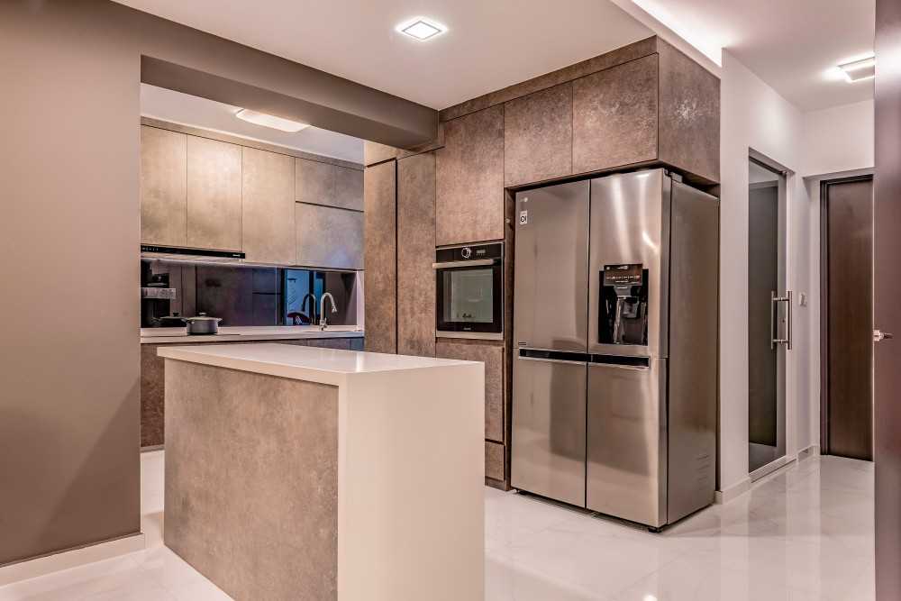 Modern Kitchen with Open Kitchen and Kitchen Accessories
