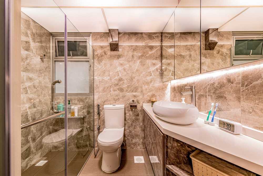 Modern Bathroom with Marble Floor and Mirror