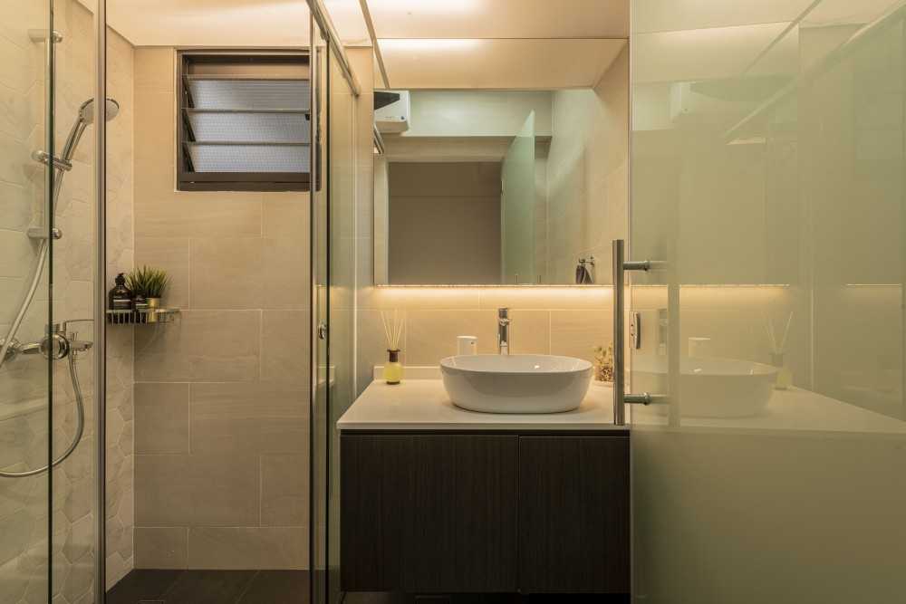Contemporary Bathroom with Mirror and Rainshower