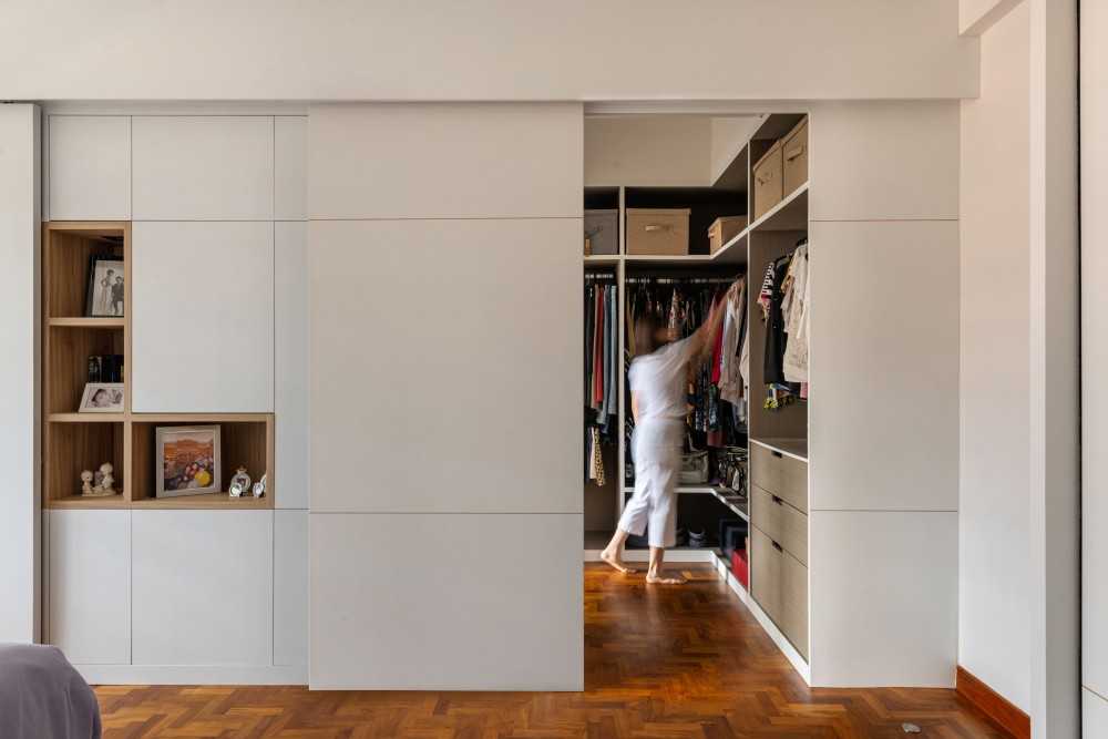 Scandinavian Walk-in Wardrobe with Mirror and Wardrobe