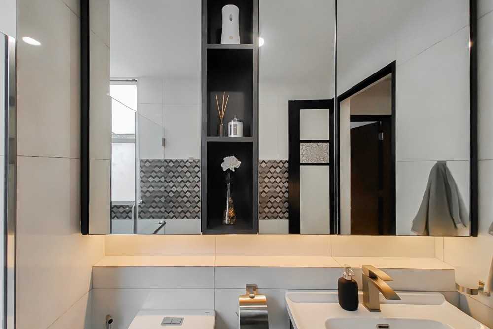 Modern Bathroom with Mirror and Bathroom Storage