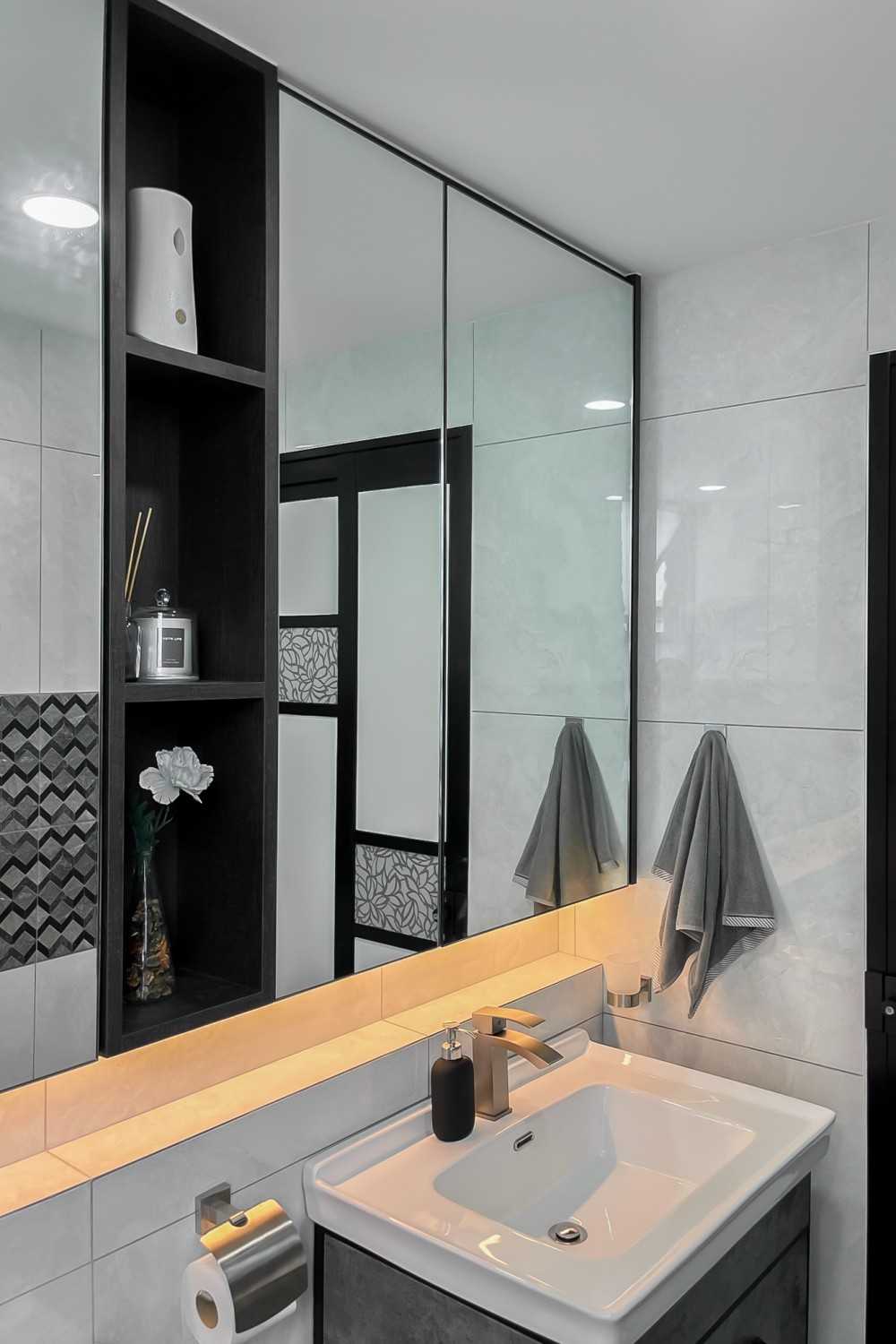 Modern Bathroom with Homogeneous Tiles and Mirror