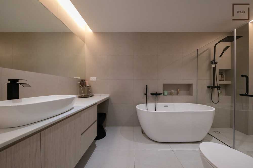 Minimalist Bathroom with Mirror and Bathtub