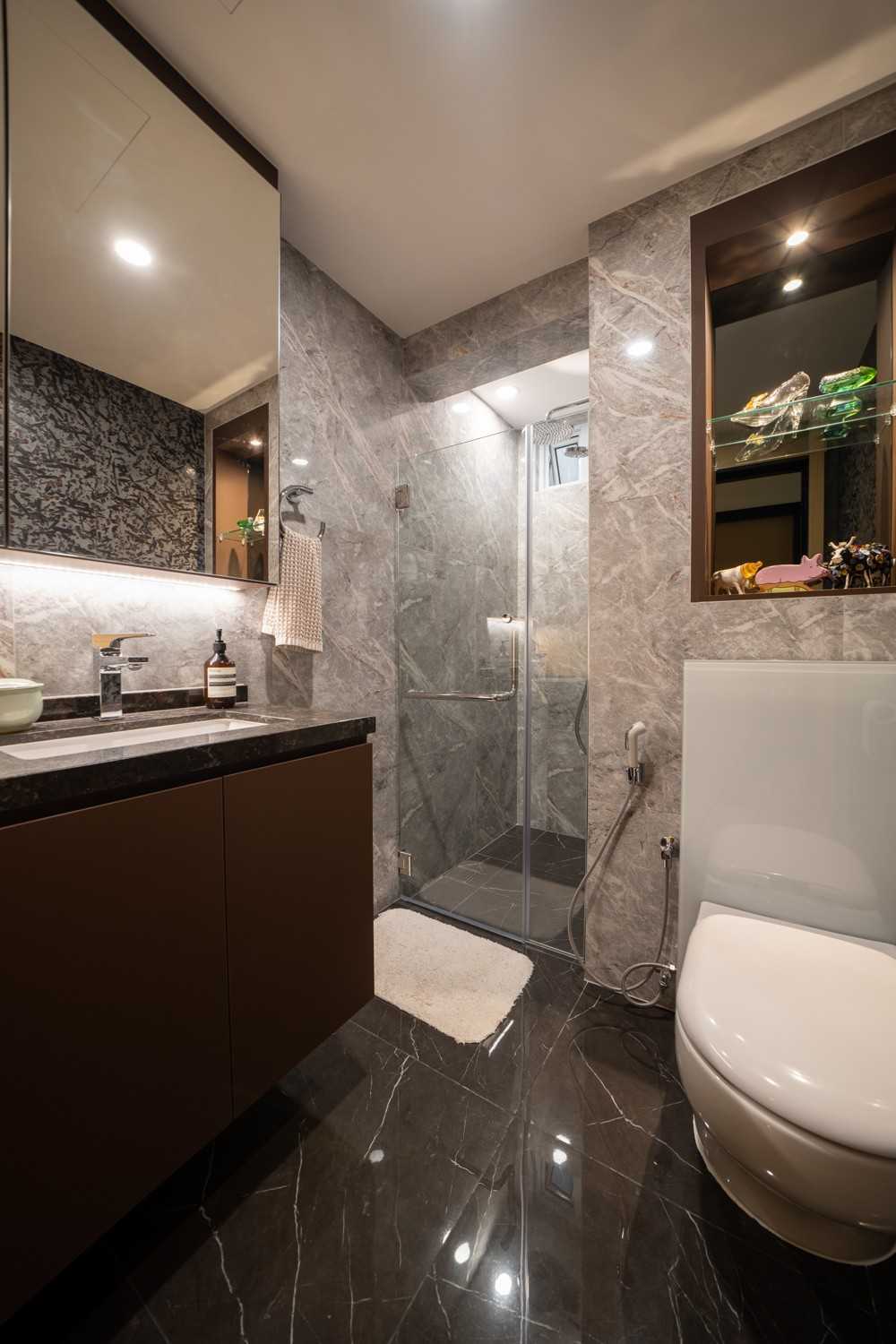 Modern Bathroom with Homogeneous Tiles and Mirror