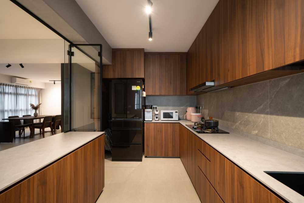 Minimalist Kitchen with Vinyl Flooring and Homogeneous Tiles