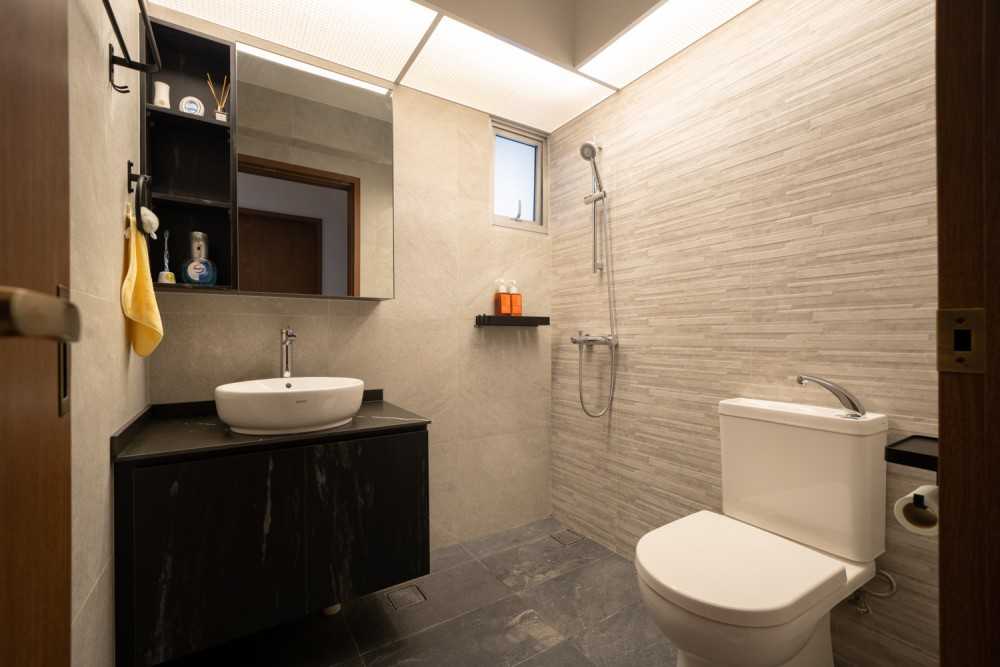 Minimalist Bathroom with Laundry Baskets and Bathroom Storage
