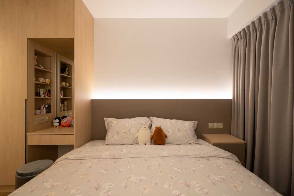 Minimalist Bedroom with Vinyl Flooring and Wood Flooring