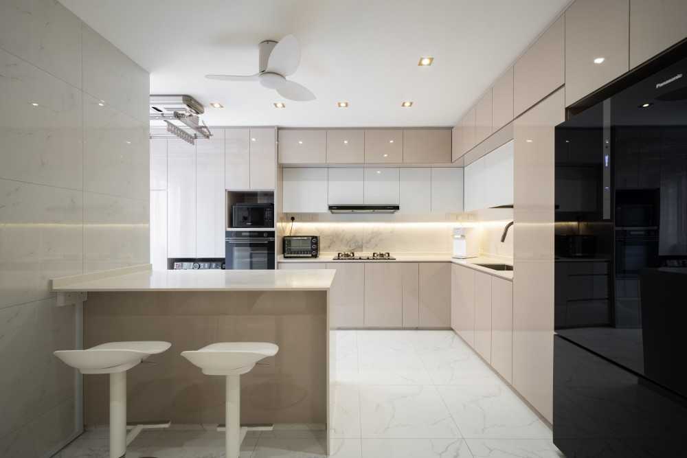 Contemporary Kitchen with Kitchen Island and Breakfast Counter