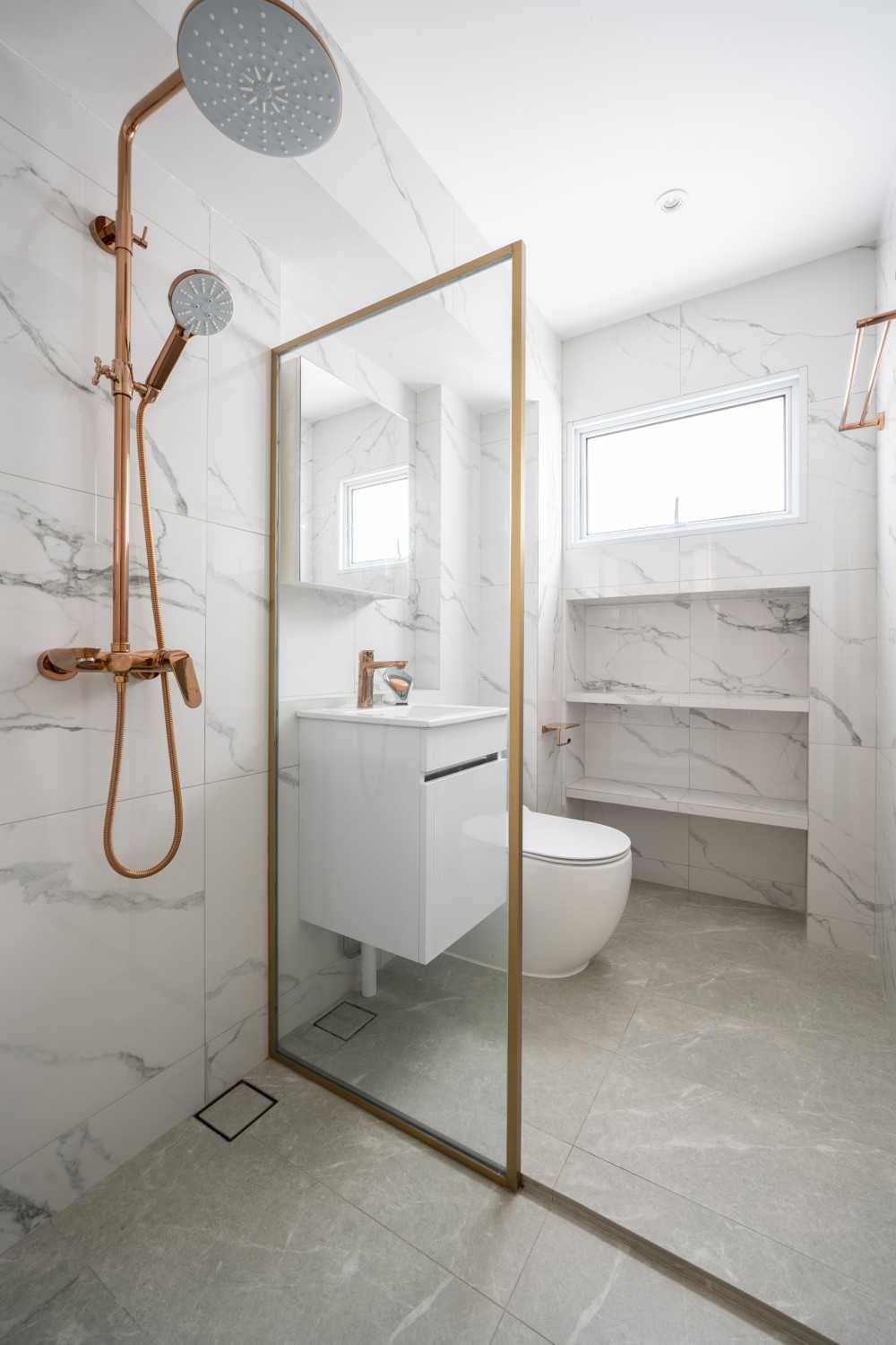 Contemporary Bathroom with Mirror and Bathtub