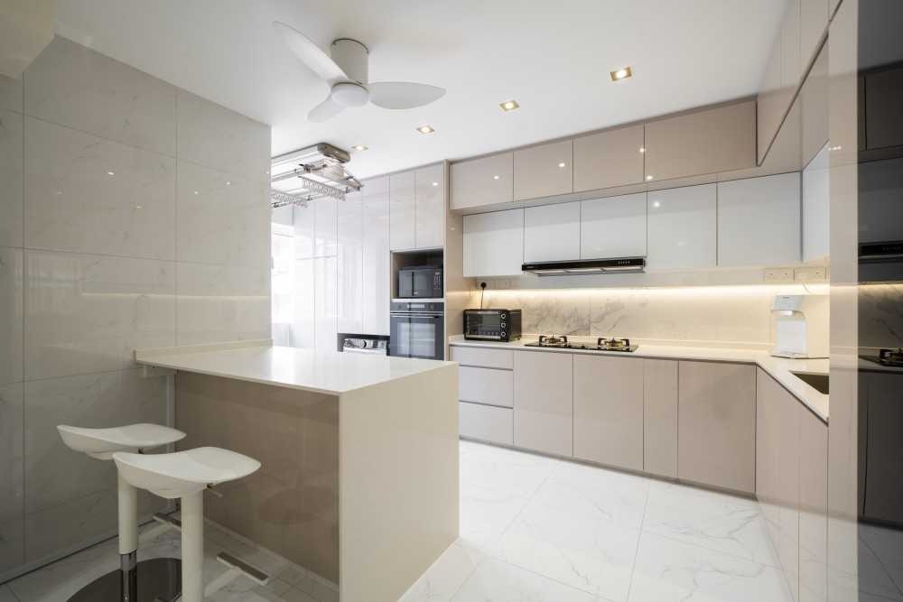Contemporary Kitchen with Kitchen Island and Open Kitchen