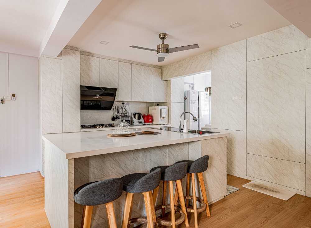 Modern Kitchen with Open Kitchen and Kitchen Accessories