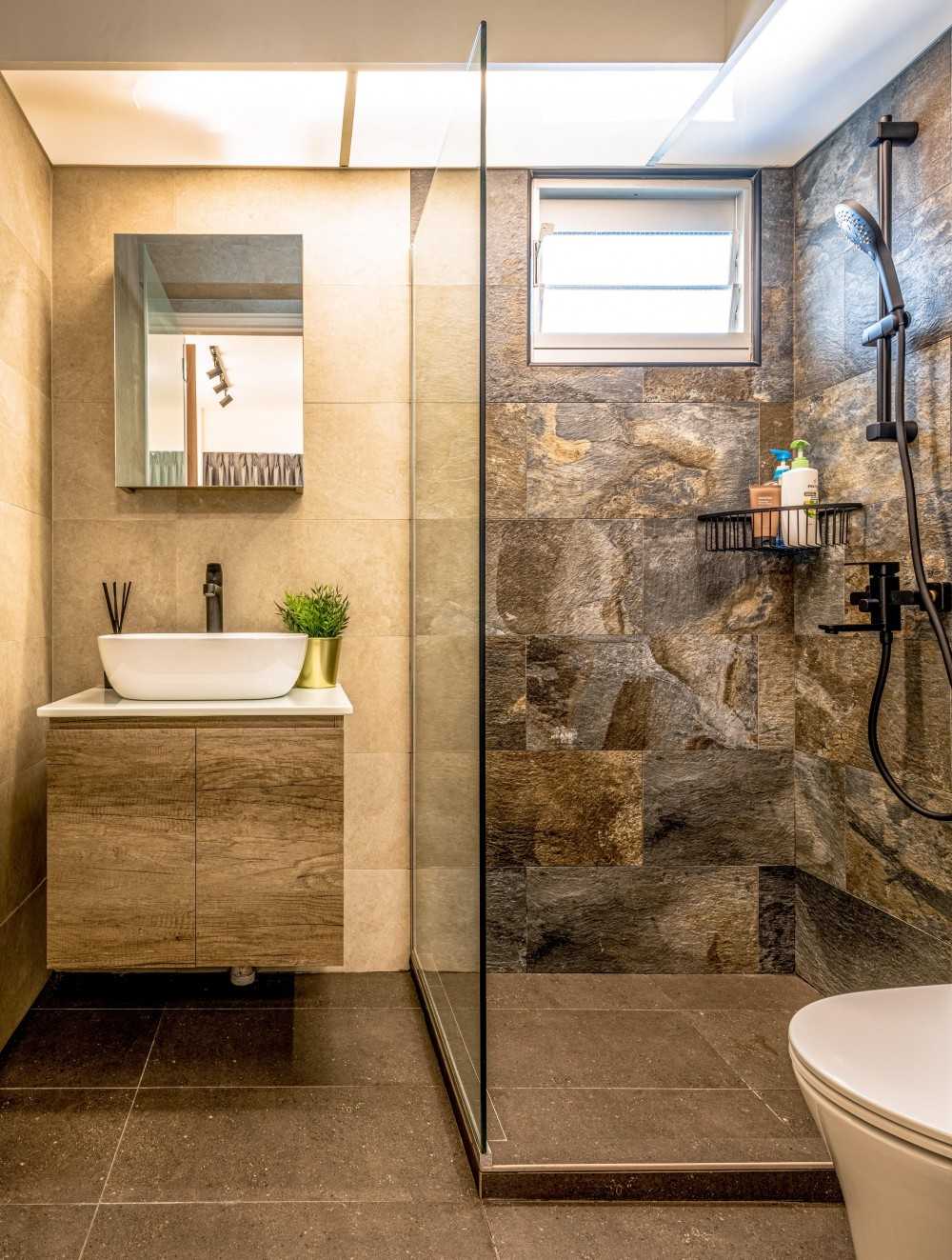 Scandinavian Bathroom with Mirror and Bathroom Storage