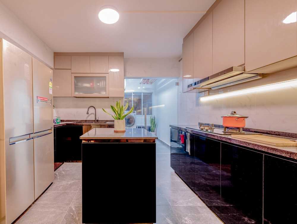 Modern Kitchen with Open Kitchen and Kitchen Backsplash
