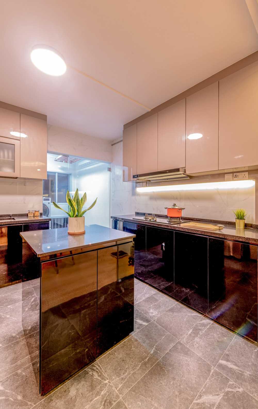 Modern Kitchen with Ceiling Light and Open Kitchen