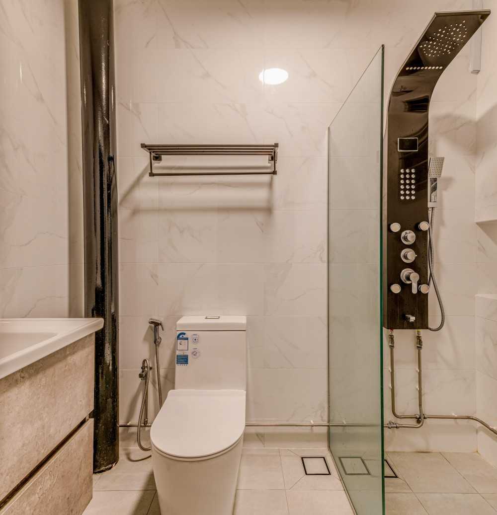 Modern Bathroom with Feature Wall and Rainshower
