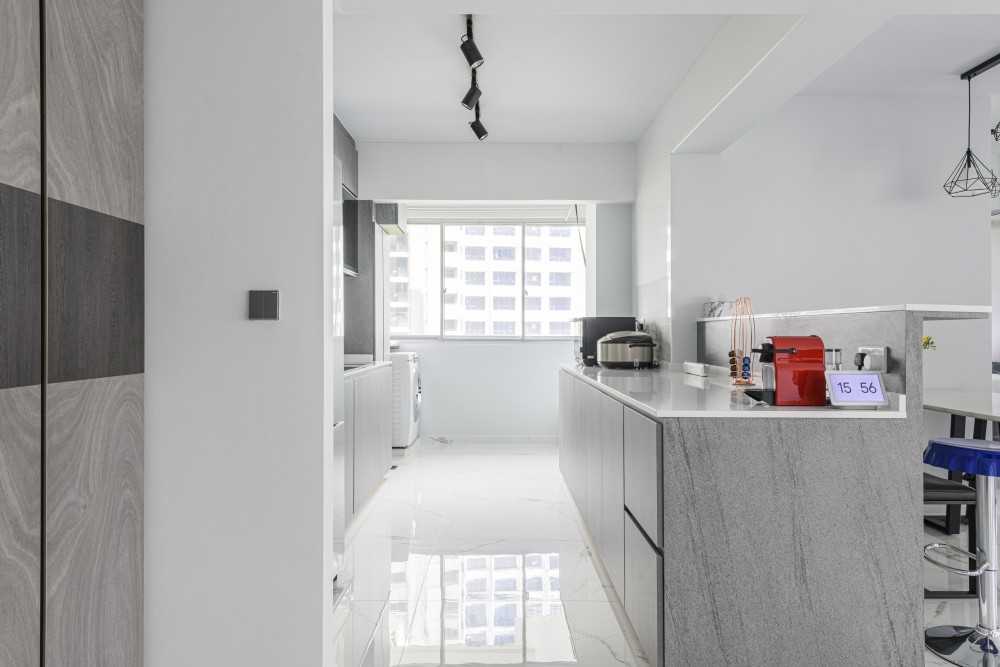 Minimalist Kitchen with Kitchen Window and Kitchen Island