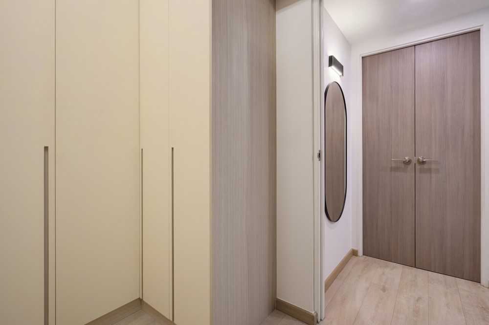 Contemporary Bedroom with Vinyl Flooring and Wardrobe