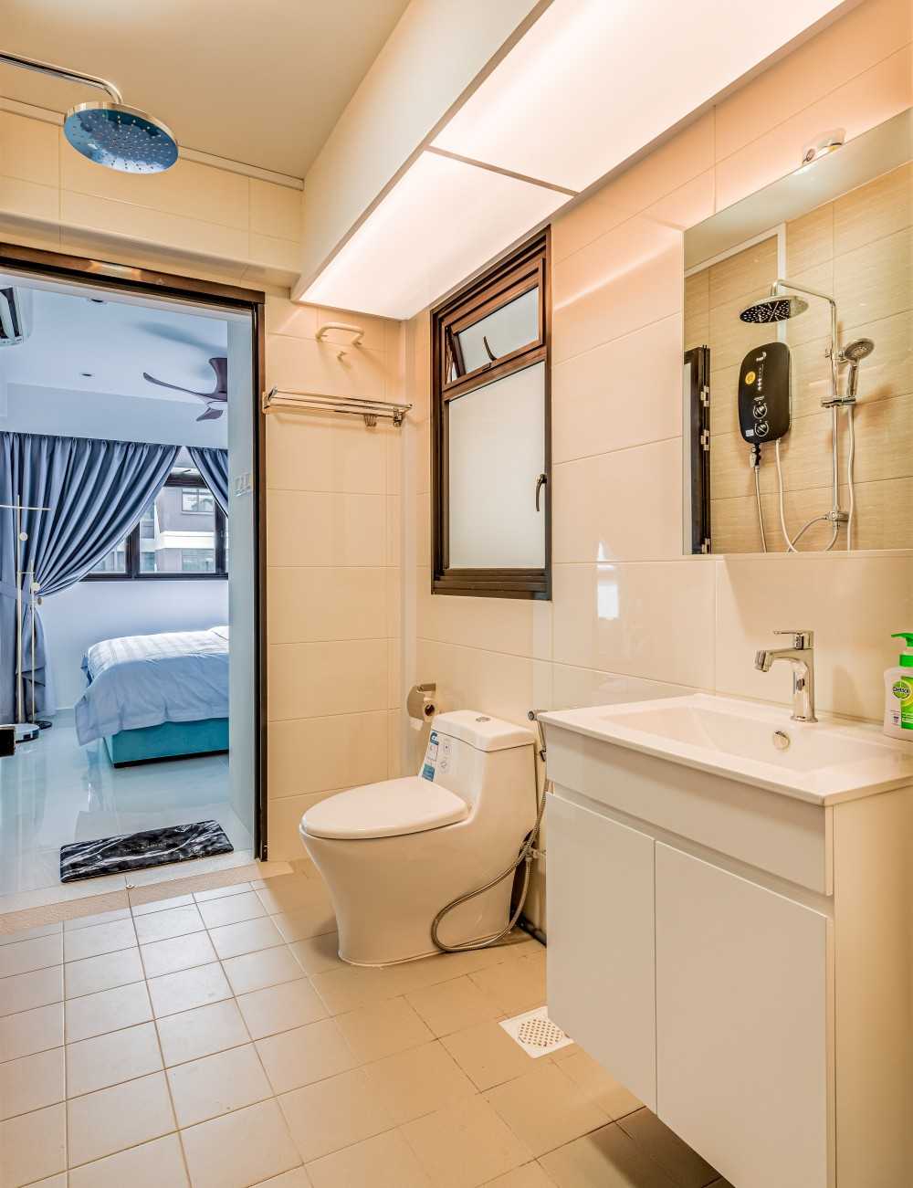 Modern Bathroom with Mirror and Rainshower