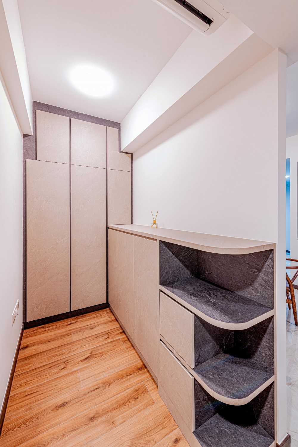 Contemporary Walk-in Wardrobe with Wardrobe and Small Storage