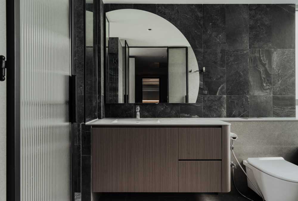 Modern Bathroom with Countertop and Mirror