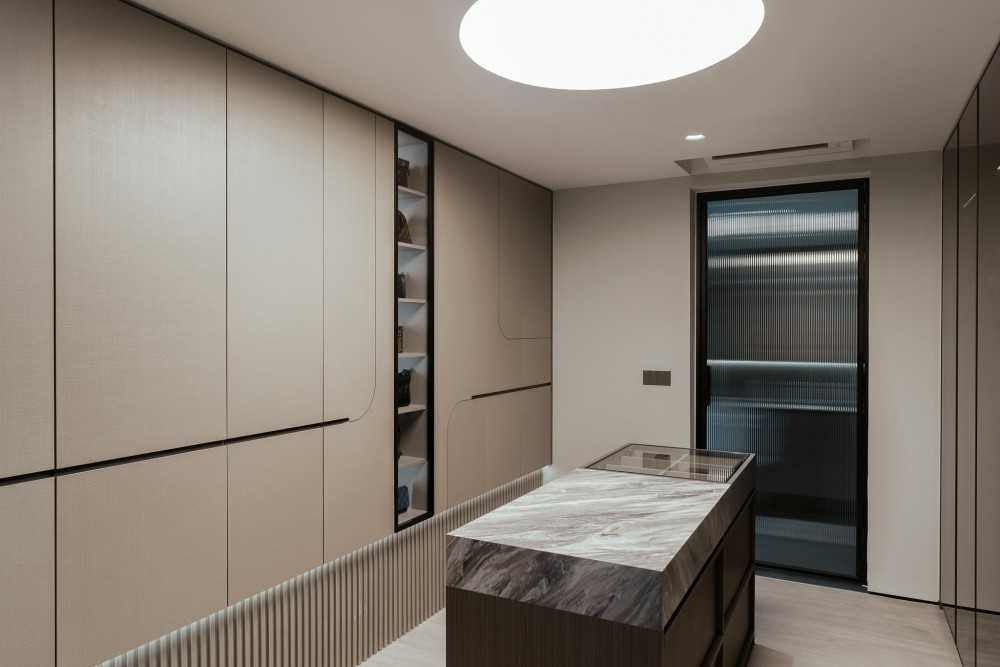 Modern Walk-in Wardrobe with Wardrobe and Vanity Counter