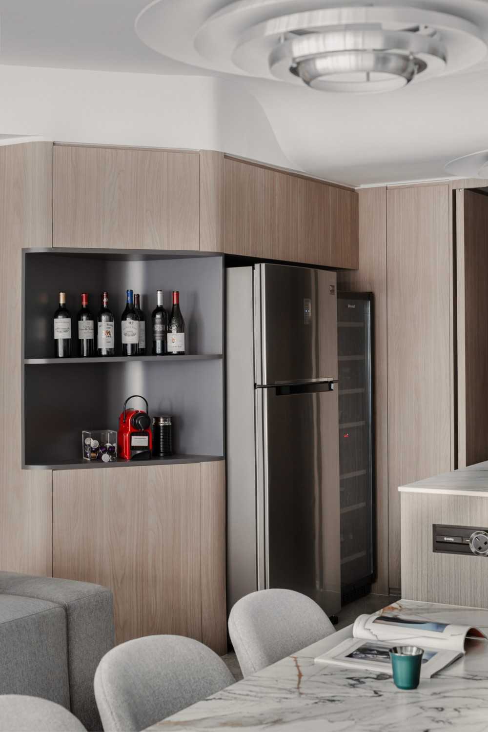 Modern Dining Room with Dining Table and Dining Chairs