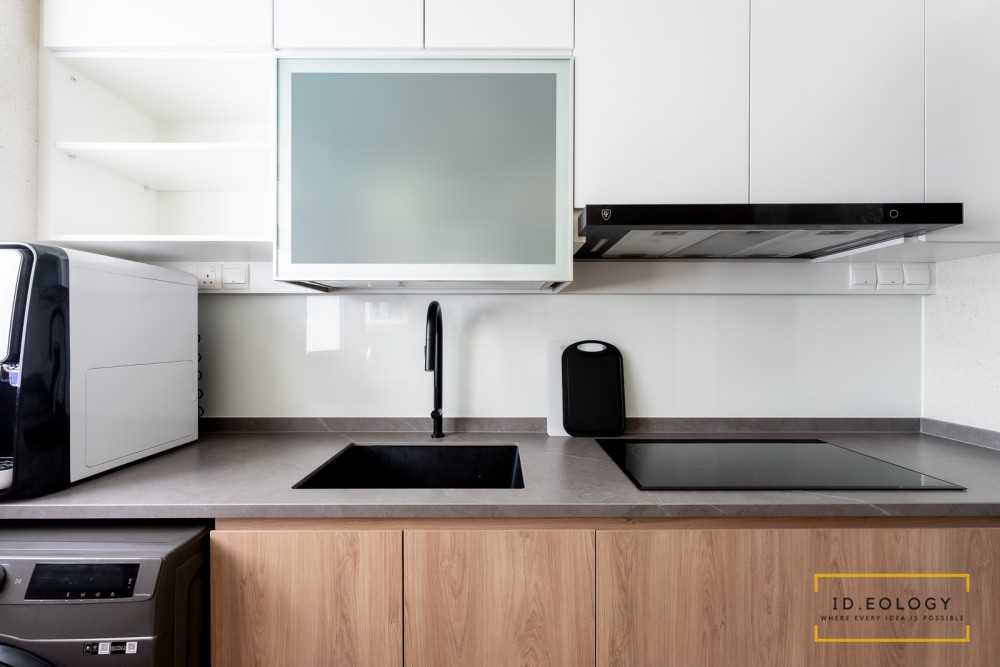 Modern Kitchen with Countertop and Kitchen Backsplash