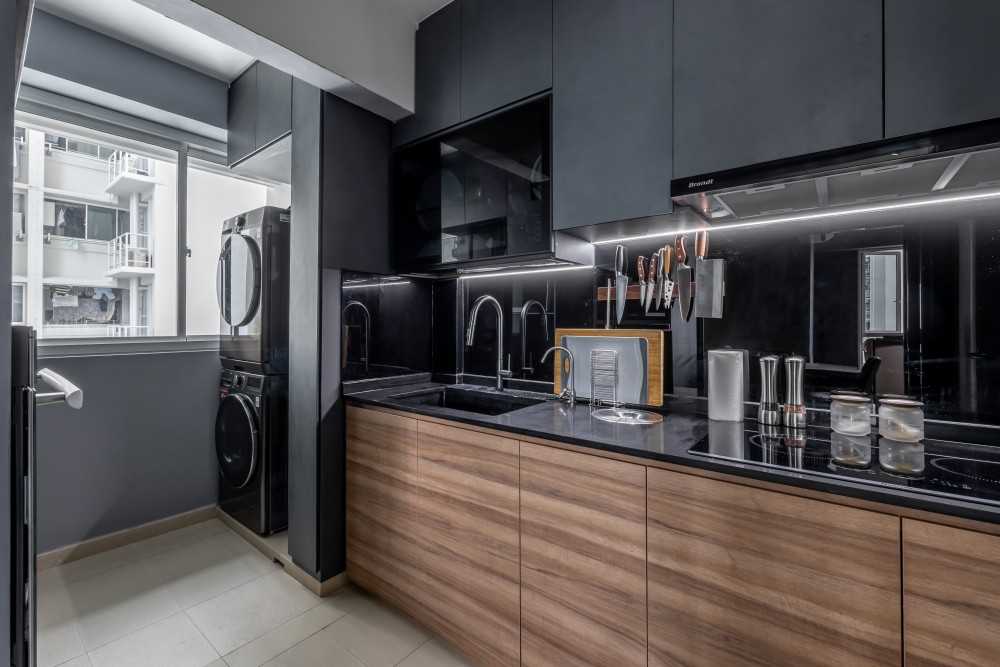 Modern Kitchen with Countertop and Mosaic