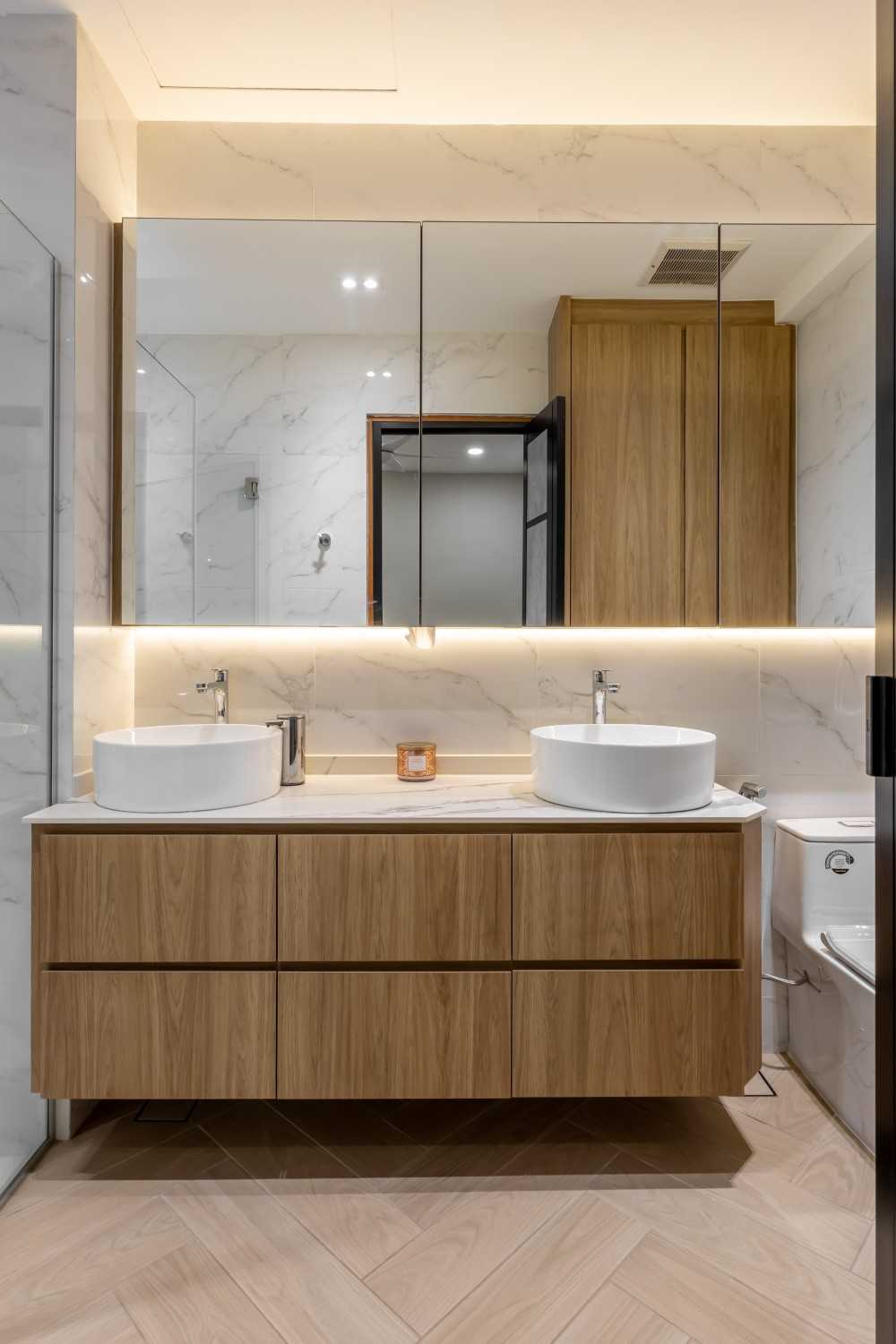 Minimalist Bathroom with Countertop and Homogeneous Tiles