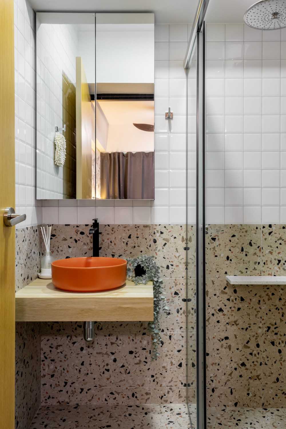 Transitional Bathroom with Homogeneous Tiles and Rainshower