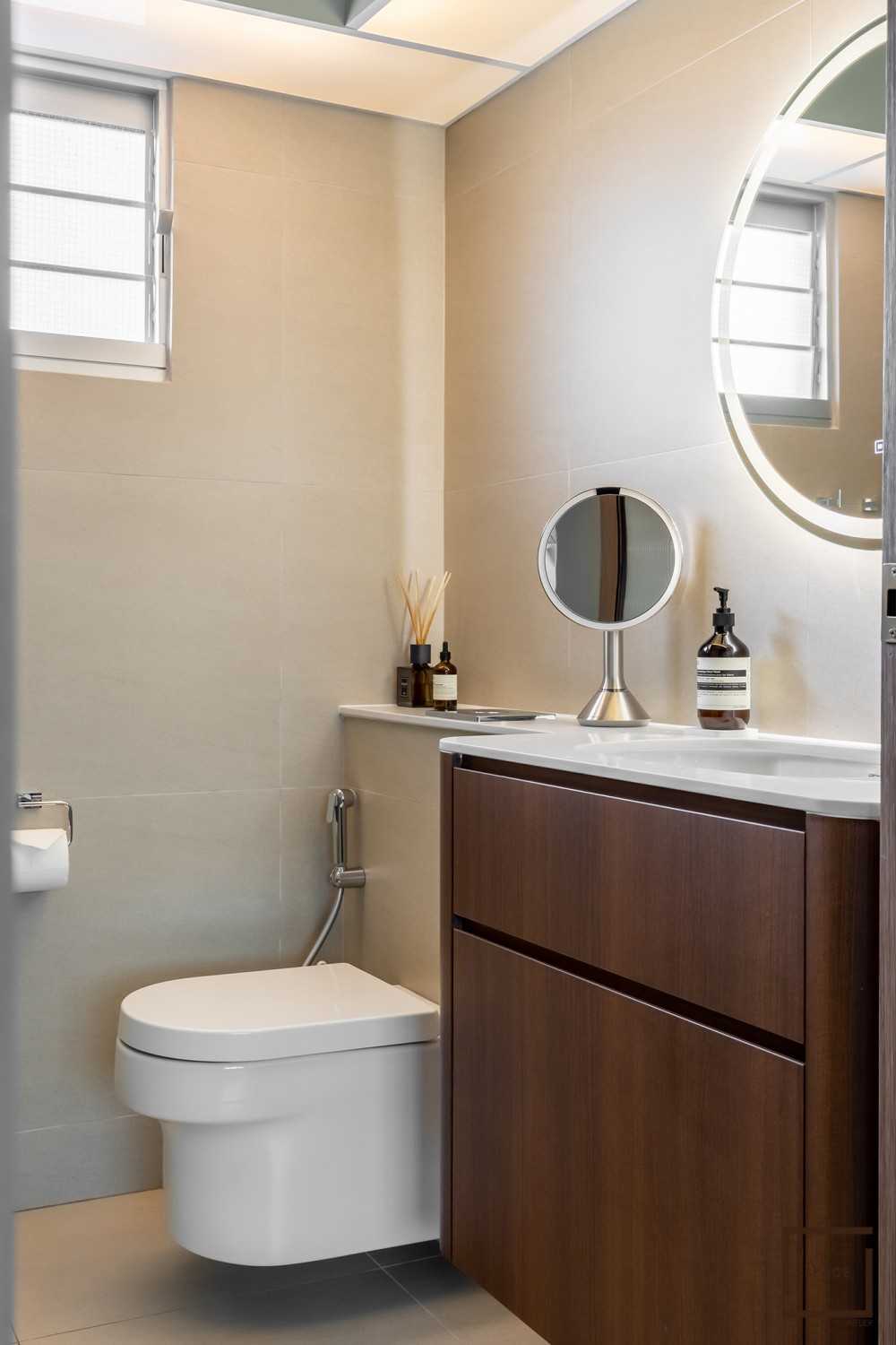 Contemporary Bathroom with Mirror and Bathroom Storage