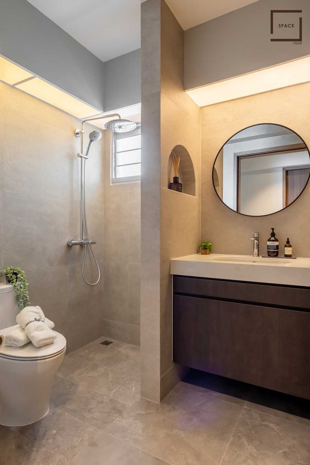 Contemporary Bathroom with Mirror and Bathroom Accessories