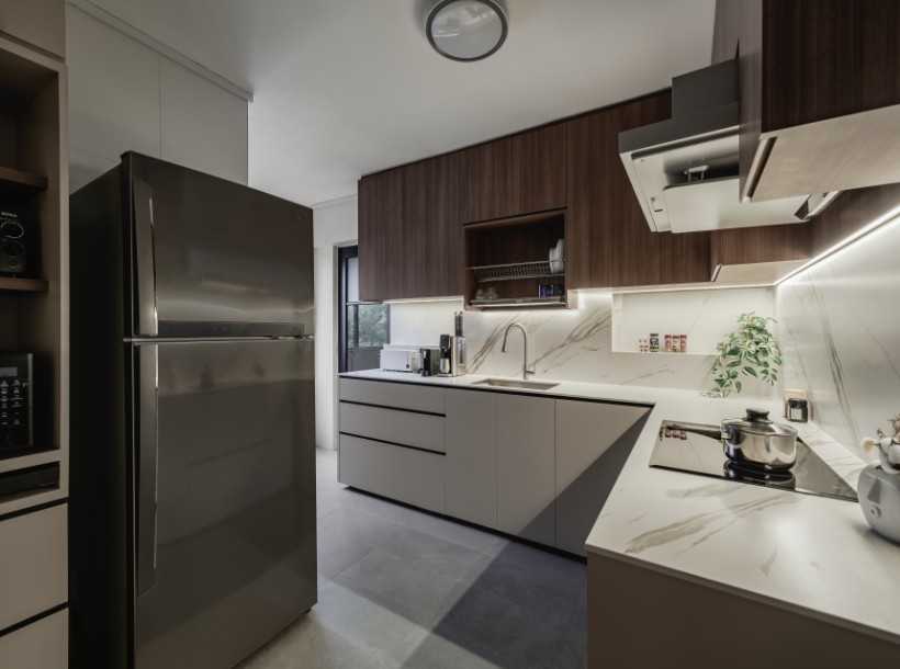 Contemporary Kitchen with Countertop and Homogeneous Tiles