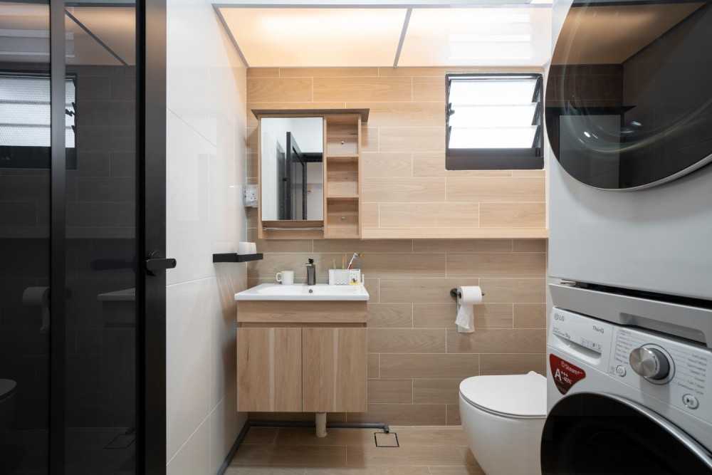 Scandinavian Bathroom with Mirror and Bathroom Storage