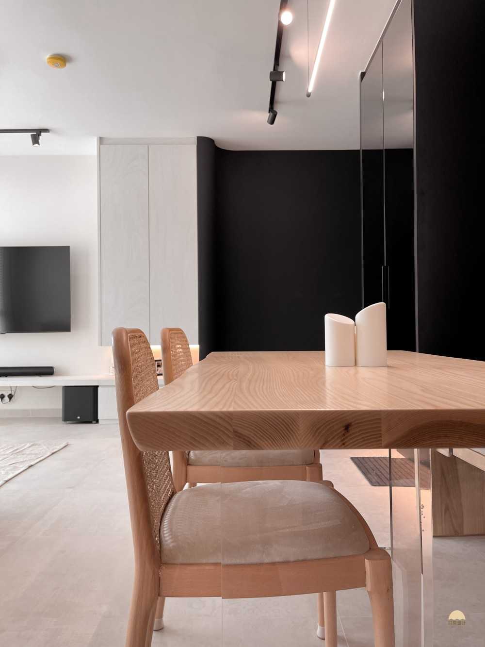 Scandinavian Dining Room with Dining Table and Dining Chairs