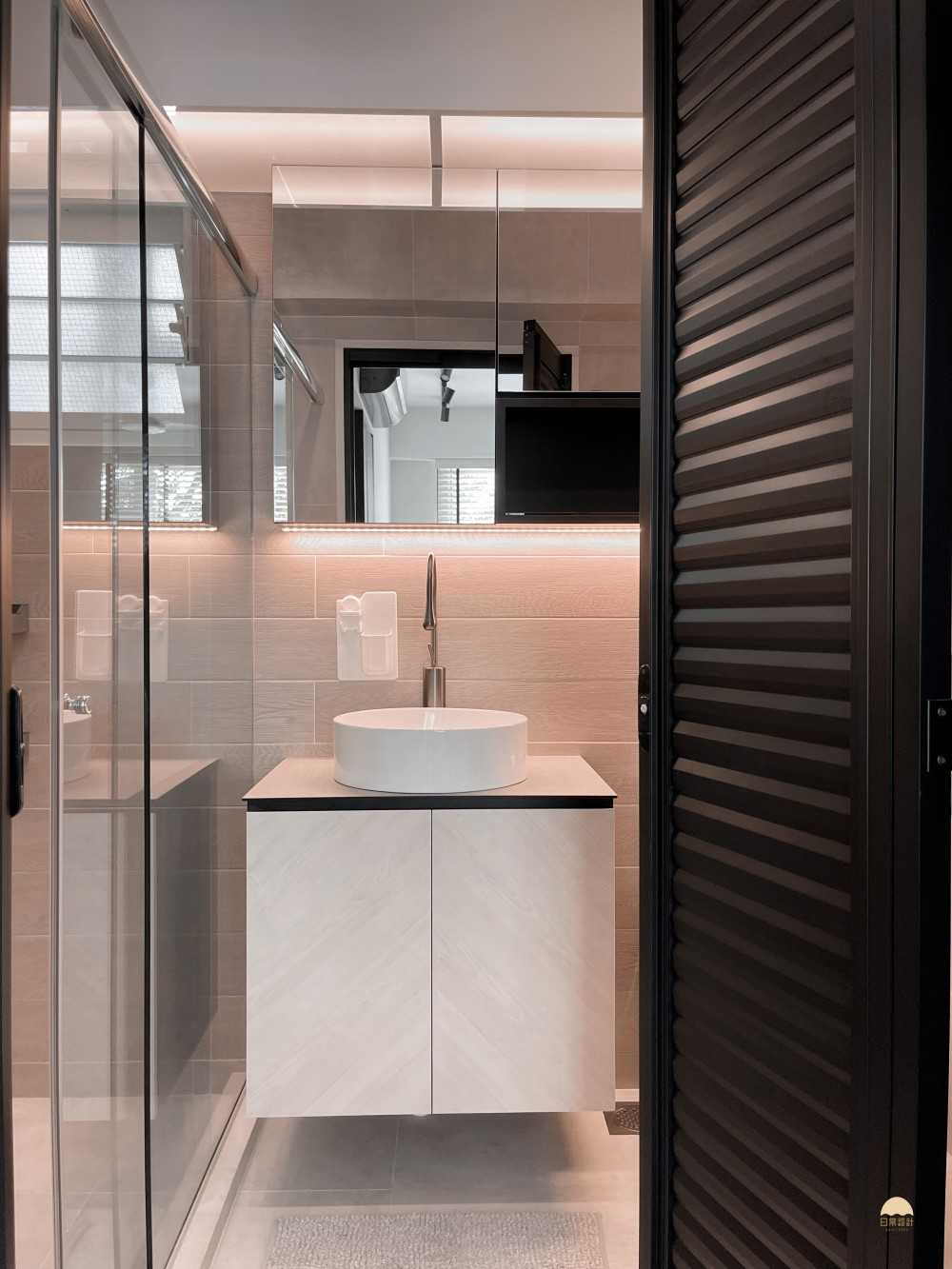 Scandinavian Bathroom with Countertop and Bathroom Sinks