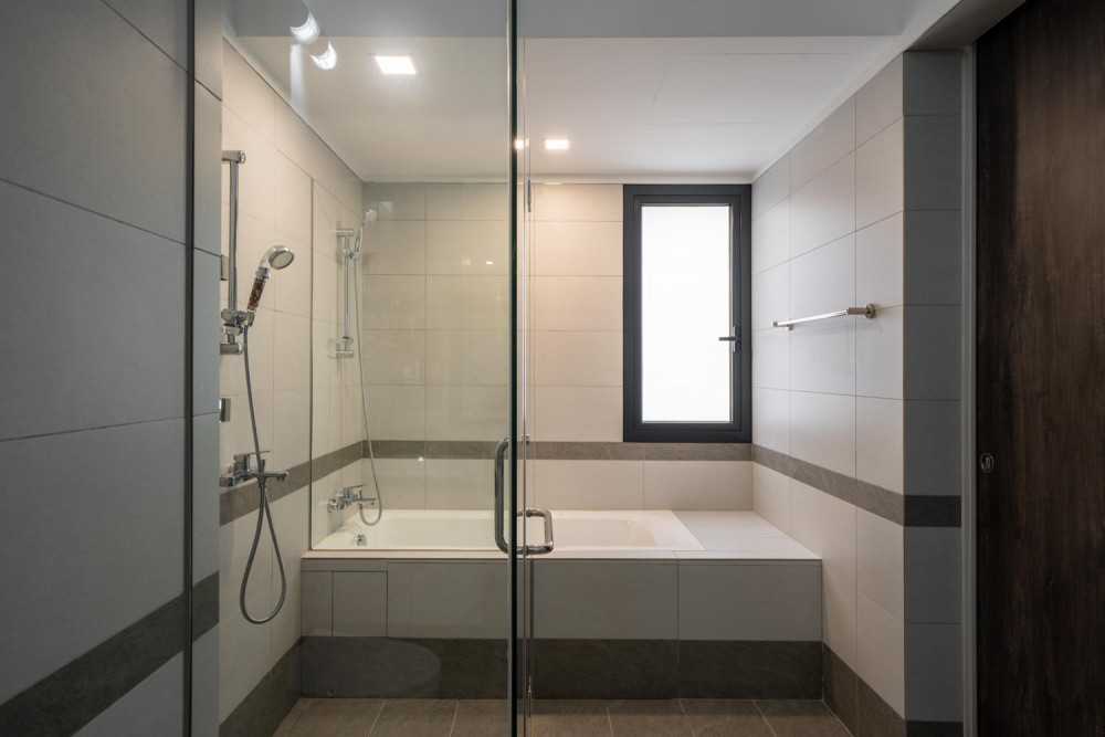 Contemporary Bathroom with Mirror and Bathroom Accessories