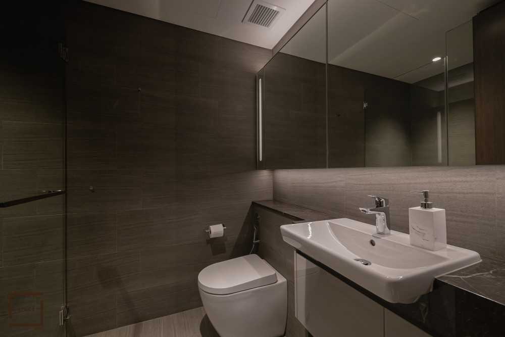 Modern Bathroom with Mirror and Bathroom Storage