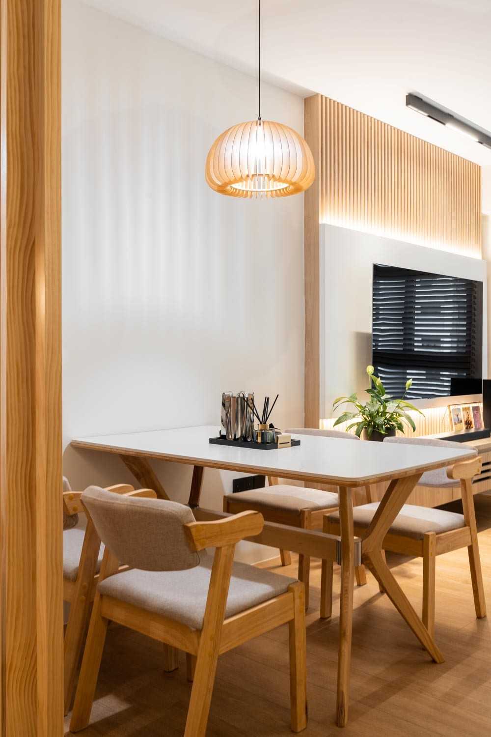 Minimalist Dining Room with Dining Table and Dining Chairs