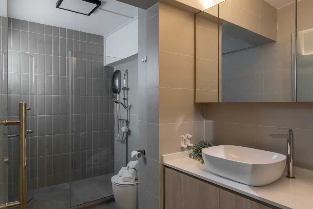 Scandinavian Bathroom with Homogeneous Tiles and Granite Floor