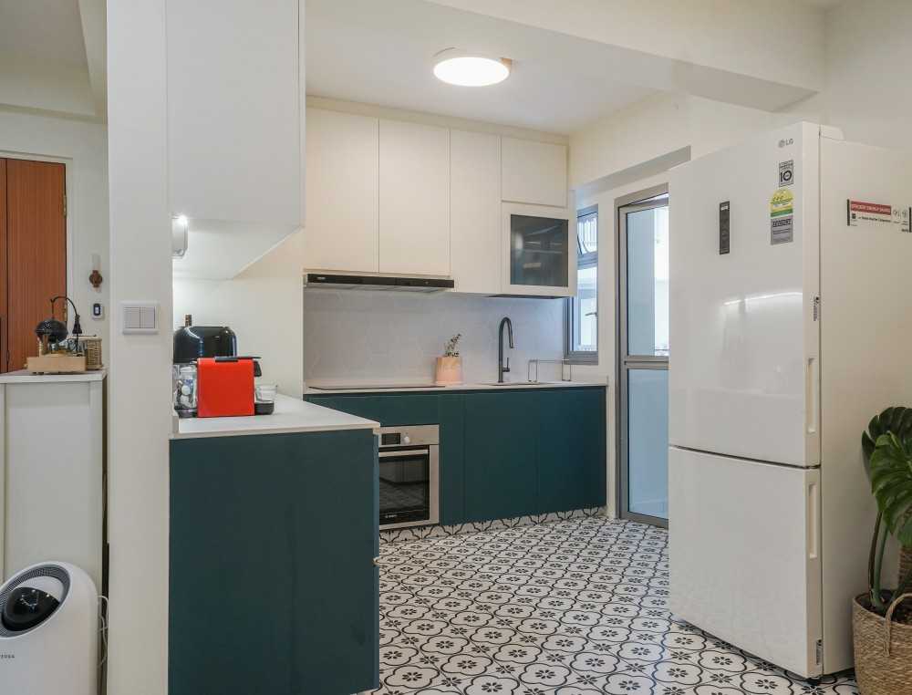 Scandinavian Kitchen with Countertop and Open Kitchen