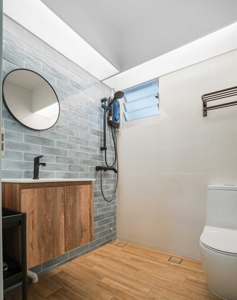 Scandinavian Bathroom with Countertop and Wood Flooring