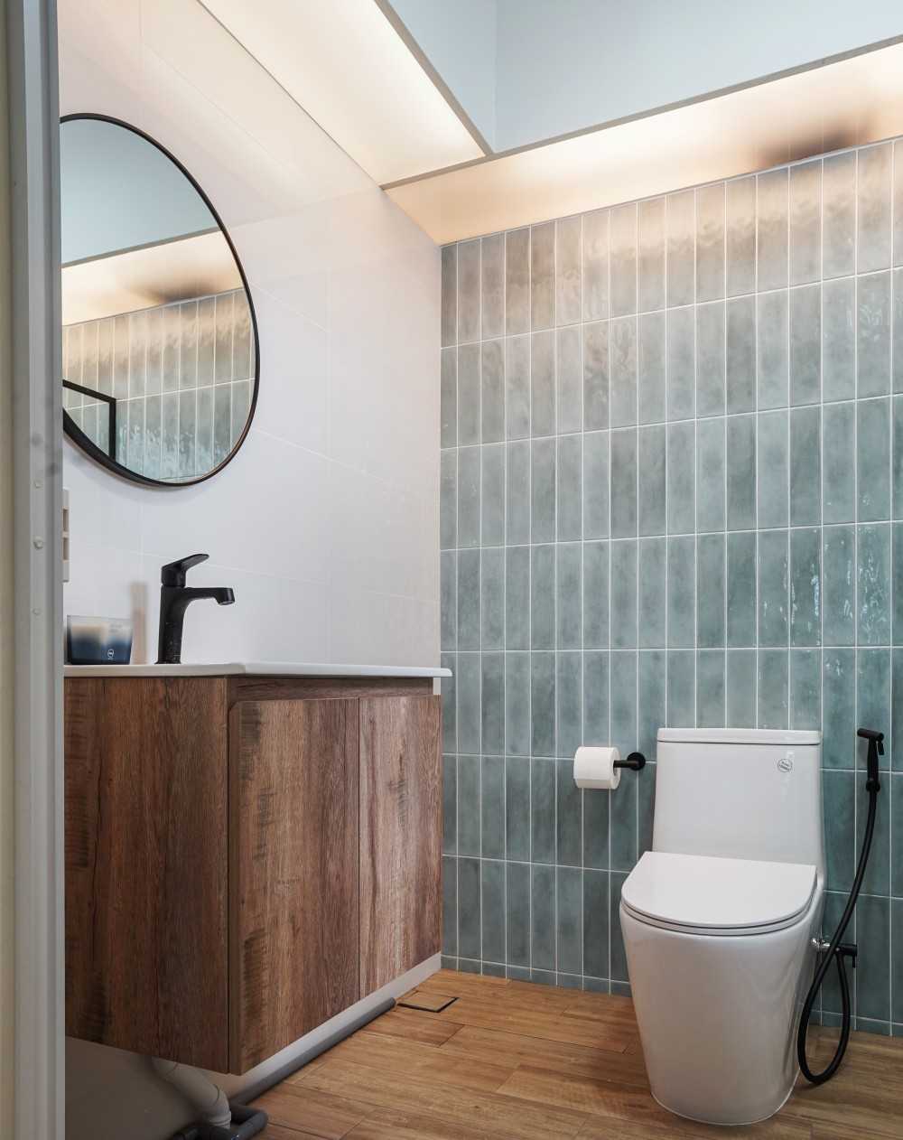 Scandinavian Bathroom with Mirror and Bathroom Lighting