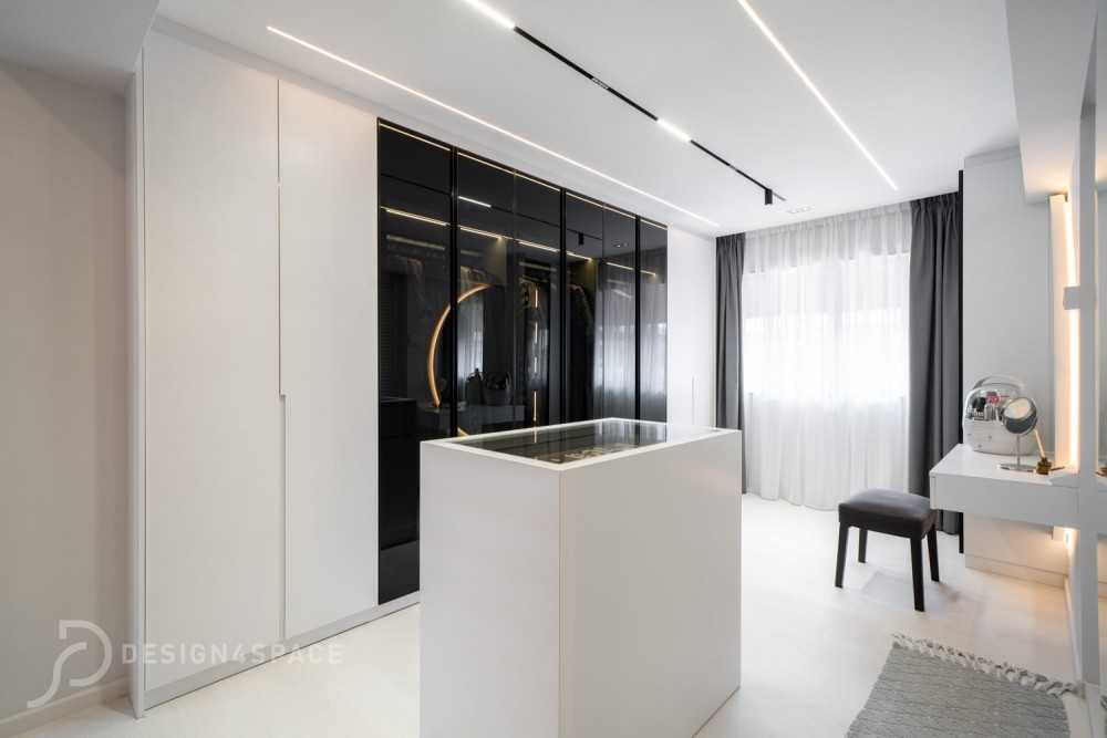 Modern Walk-in Wardrobe with Mirror and Wardrobe